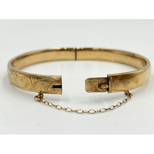 2370 - A mid 20th century hallmarked London 9ct gold foliate etched bangle, dated 1960 - approx. gross weig... 