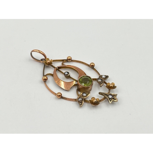 2372 - An Art Nouveau 9ct gold peridot and seed pearl pendant - approx. gross weight 2g