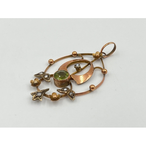 2372 - An Art Nouveau 9ct gold peridot and seed pearl pendant - approx. gross weight 2g