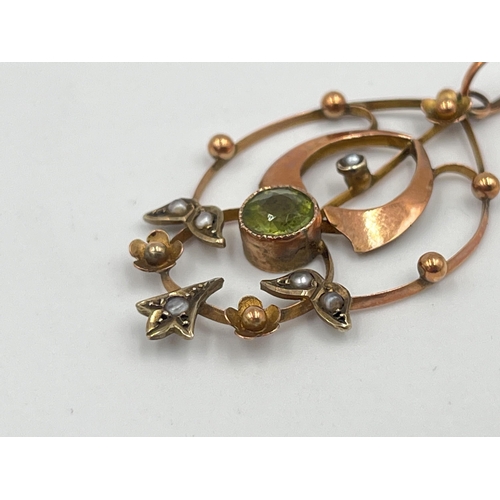 2372 - An Art Nouveau 9ct gold peridot and seed pearl pendant - approx. gross weight 2g