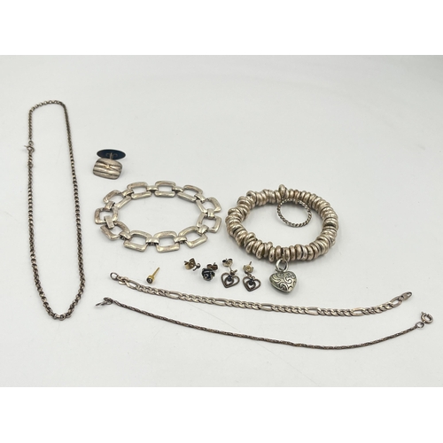 2396 - A collection of silver and white metal jewellery to include .925 chain, .925 bracelet. .835 cufflink... 