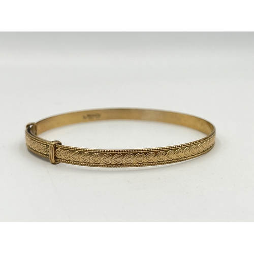 2397 - A vintage 9ct rolled gold heart motif bangle