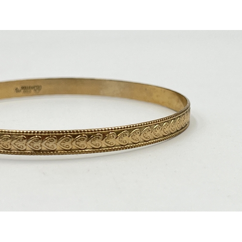 2397 - A vintage 9ct rolled gold heart motif bangle