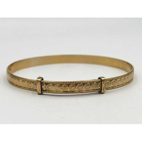 2397 - A vintage 9ct rolled gold heart motif bangle