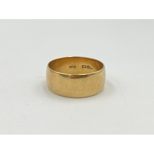 2402 - A hallmarked Birmingham 18ct gold wedding band, size Q - approx. gross weight 6.8g