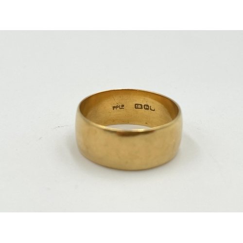 2402 - A hallmarked Birmingham 18ct gold wedding band, size Q - approx. gross weight 6.8g