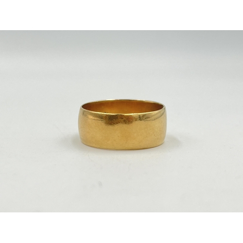 2402 - A hallmarked Birmingham 18ct gold wedding band, size Q - approx. gross weight 6.8g