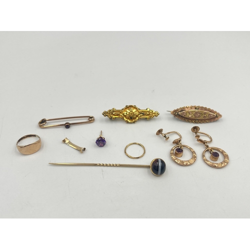 2403 - A collection of 9ct gold and yellow metal jewellery to include unmarked garnet set brooch, two unmar... 