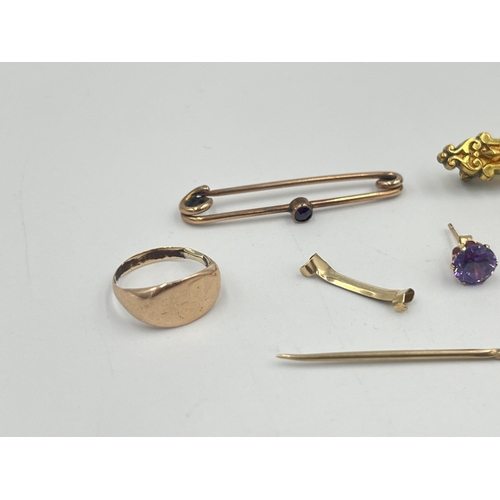 2403 - A collection of 9ct gold and yellow metal jewellery to include unmarked garnet set brooch, two unmar... 