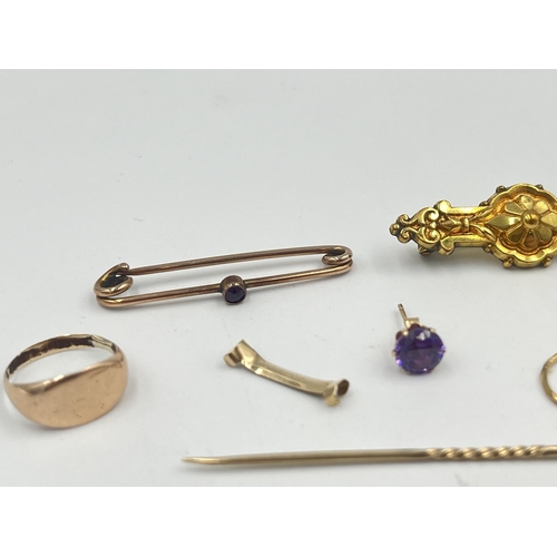 2403 - A collection of 9ct gold and yellow metal jewellery to include unmarked garnet set brooch, two unmar... 