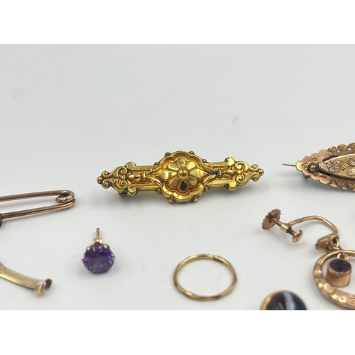 2403 - A collection of 9ct gold and yellow metal jewellery to include unmarked garnet set brooch, two unmar... 