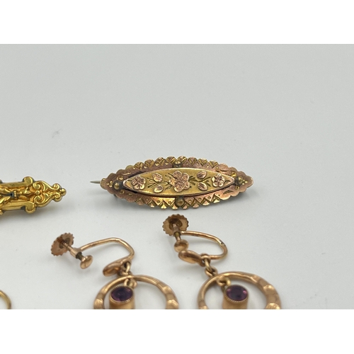 2403 - A collection of 9ct gold and yellow metal jewellery to include unmarked garnet set brooch, two unmar... 