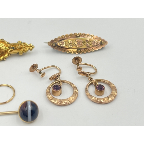 2403 - A collection of 9ct gold and yellow metal jewellery to include unmarked garnet set brooch, two unmar... 