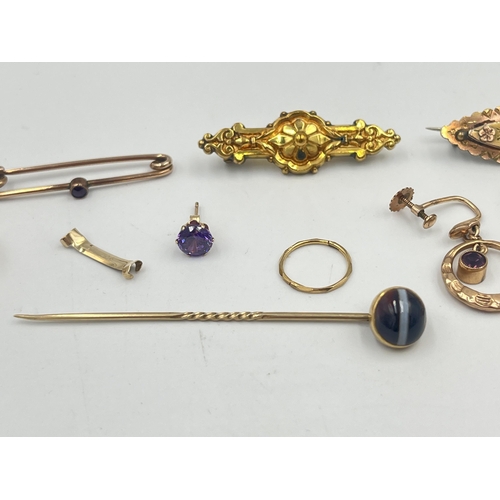 2403 - A collection of 9ct gold and yellow metal jewellery to include unmarked garnet set brooch, two unmar... 