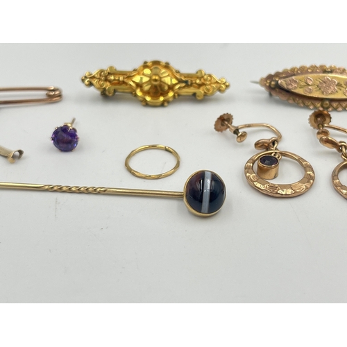 2403 - A collection of 9ct gold and yellow metal jewellery to include unmarked garnet set brooch, two unmar... 