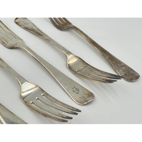 2521 - Six George III hallmarked London silver forks, five Jonathan Hayne dated 1825 and one other dated 18... 