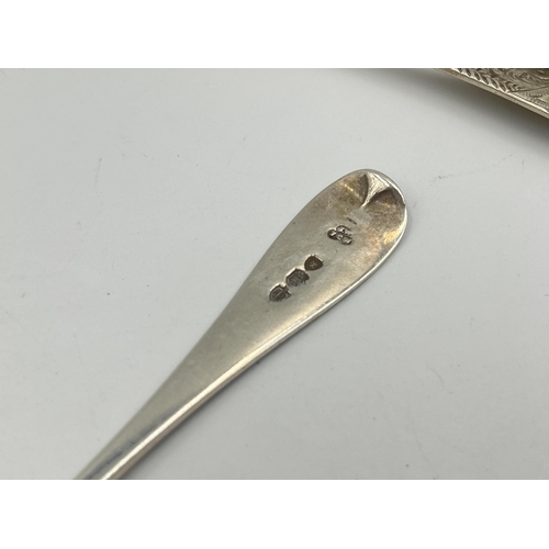 2532 - Three Victorian Wakely & Wheeler hallmarked London silver tea spoons, dated 1890 - approx. gross wei... 