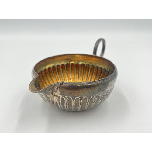 2551 - A Victorian Mappin & Webb hallmarked Sheffield silver creamer, dated 1900 - approx. gross weight 50g