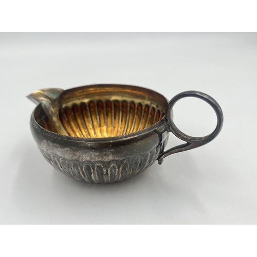 2551 - A Victorian Mappin & Webb hallmarked Sheffield silver creamer, dated 1900 - approx. gross weight 50g