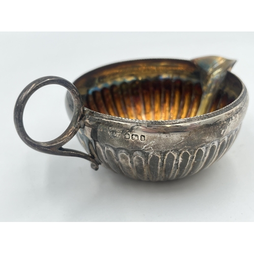 2551 - A Victorian Mappin & Webb hallmarked Sheffield silver creamer, dated 1900 - approx. gross weight 50g