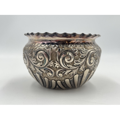 2556 - A Victorian Walker & Hall hallmarked Sheffield silver bowl with repousse design, dated 1898 - approx... 