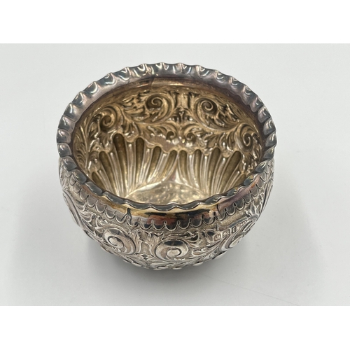 2556 - A Victorian Walker & Hall hallmarked Sheffield silver bowl with repousse design, dated 1898 - approx... 