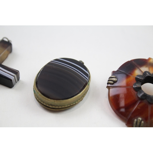 2021 - Three pieces of antique agate set jewellery, two pendants and one brooch - approx. gross weight 34g