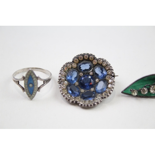 2025 - Three pieces of Art Deco silver jewellery, two brooches and one ring - approx. gross weight 15g