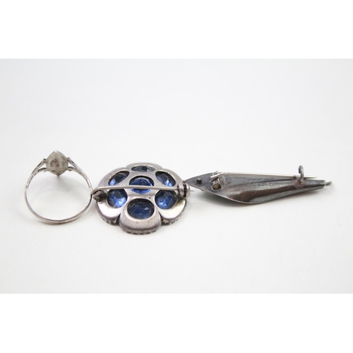 2025 - Three pieces of Art Deco silver jewellery, two brooches and one ring - approx. gross weight 15g