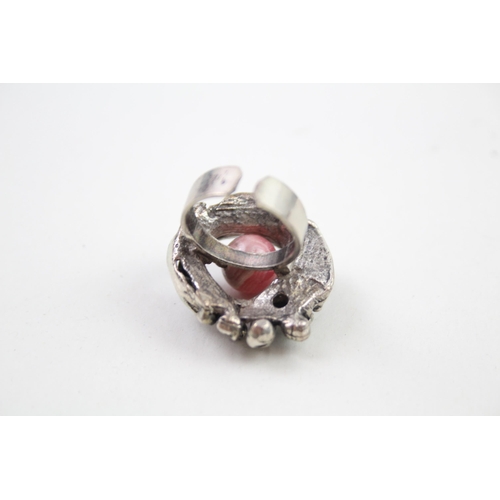 2030 - A silver modernist ring - approx. gross weight 21g