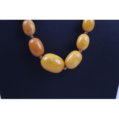 2033 - A graduated bakelite beaded necklace - approx. gross weight 51g