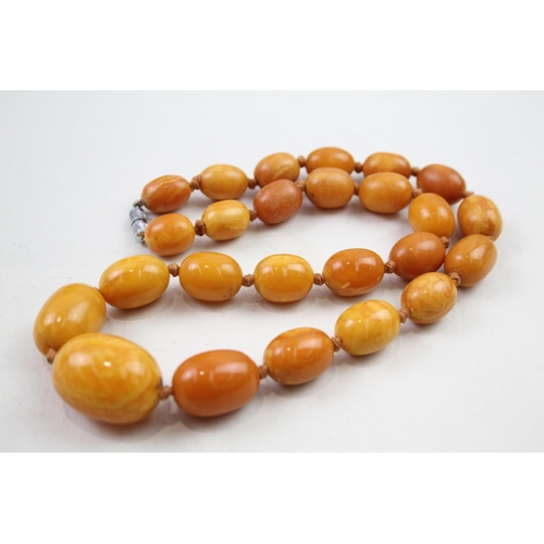 2033 - A graduated bakelite beaded necklace - approx. gross weight 51g