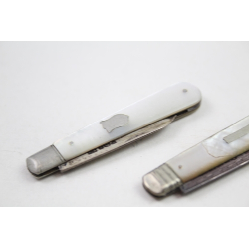 2170 - Three .925 sterling silver and mother of pearl knives - approx. gross weight 56g