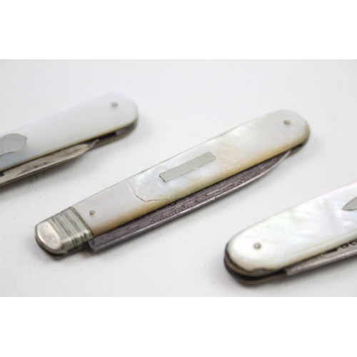 2170 - Three .925 sterling silver and mother of pearl knives - approx. gross weight 56g