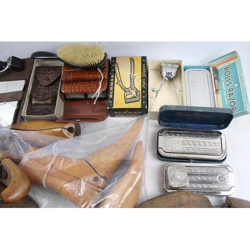 499 - A collection of early/mid 20th century vanity items to include boxed Rolls Razor Viscount cut throat... 