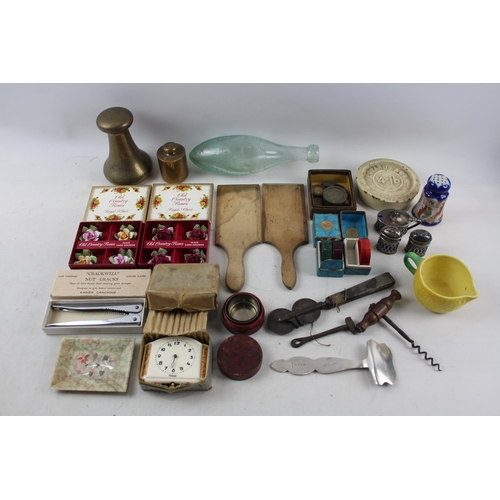 517 - A collection of assorted kitchenalia to include Avery 7lb weight, Royal Albert Old Country Roses pla... 