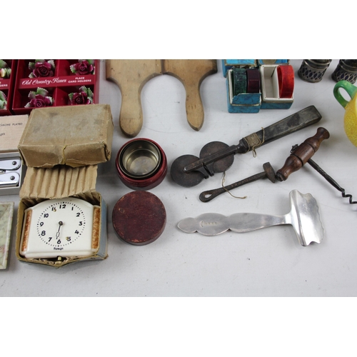 517 - A collection of assorted kitchenalia to include Avery 7lb weight, Royal Albert Old Country Roses pla... 