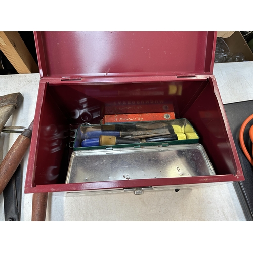 942 - A tool box with various hand tools