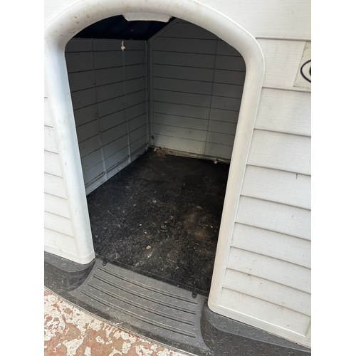 950 - An Easipet plastic dog kennel