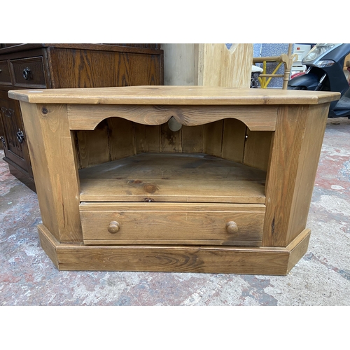 133 - A pine corner TV stand - approx. 59cm high x 102cm wide x 50cm deep