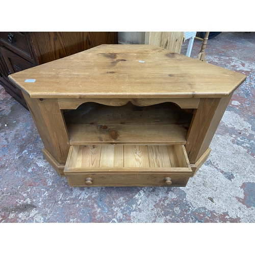 133 - A pine corner TV stand - approx. 59cm high x 102cm wide x 50cm deep