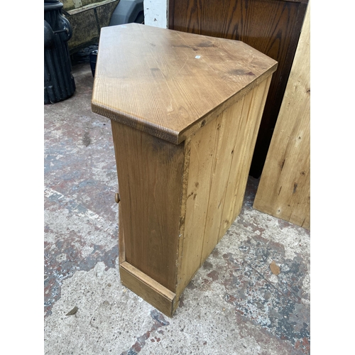 133 - A pine corner TV stand - approx. 59cm high x 102cm wide x 50cm deep