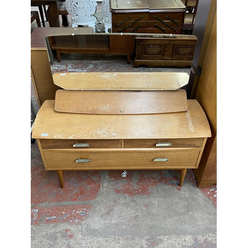 177 - A mid 20th century oak dressing table - approx. 111cm high x 115cm wide x 41cm deep