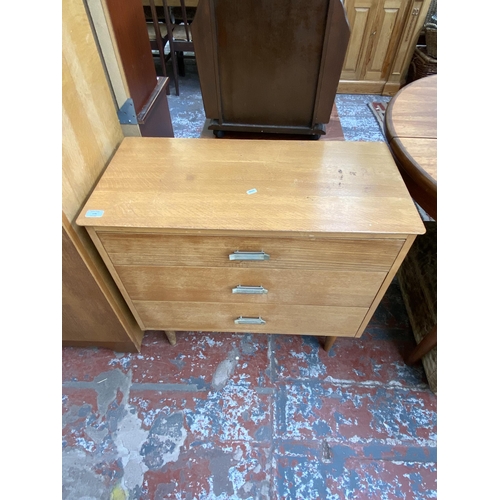 179 - A mid 20th century oak chest of drawers - approx. 70cm high x 81cm wide x 40cm deep