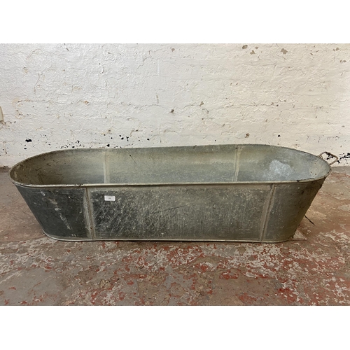 191 - A vintage galvanised bath tub - approx. 31cm high x 50cm wide x 137cm long