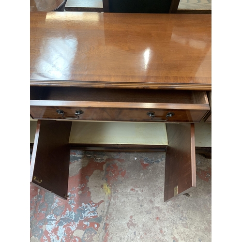 197 - A Georgian style mahogany sideboard - approx. 84cm high x 152cm wide x 45cm deep (keys in office)