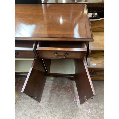 197 - A Georgian style mahogany sideboard - approx. 84cm high x 152cm wide x 45cm deep (keys in office)