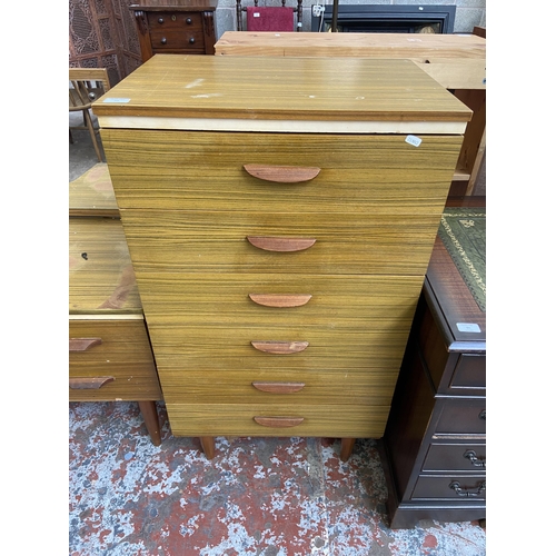 62 - A mid 20th century teak effect chest of drawers - approx. 110cm high x 59cm wide x 42cm deep