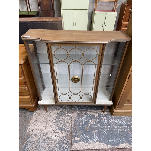 67 - A mid 20th century teak effect and glass display cabinet - approx. 98cm high x 91cm wide x 30cm deep