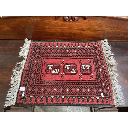 71 - A mid 20th century Persian rug - approx. 75cm x 53cm